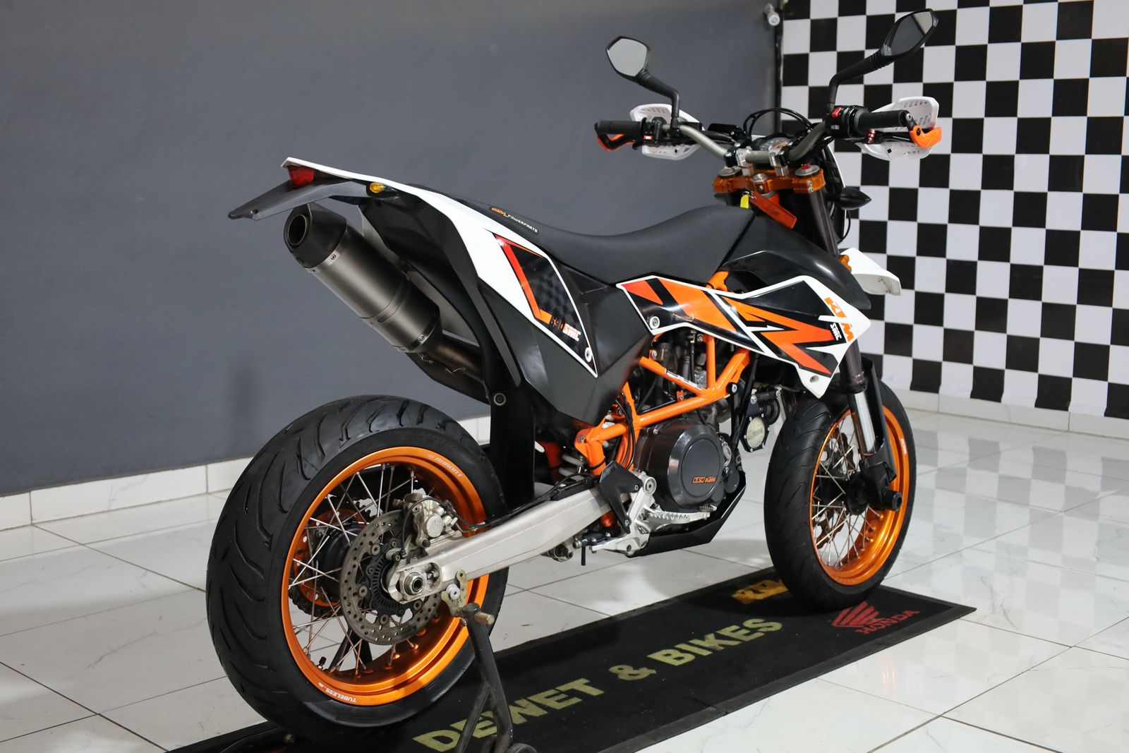 KTM 690 MOTARD 3